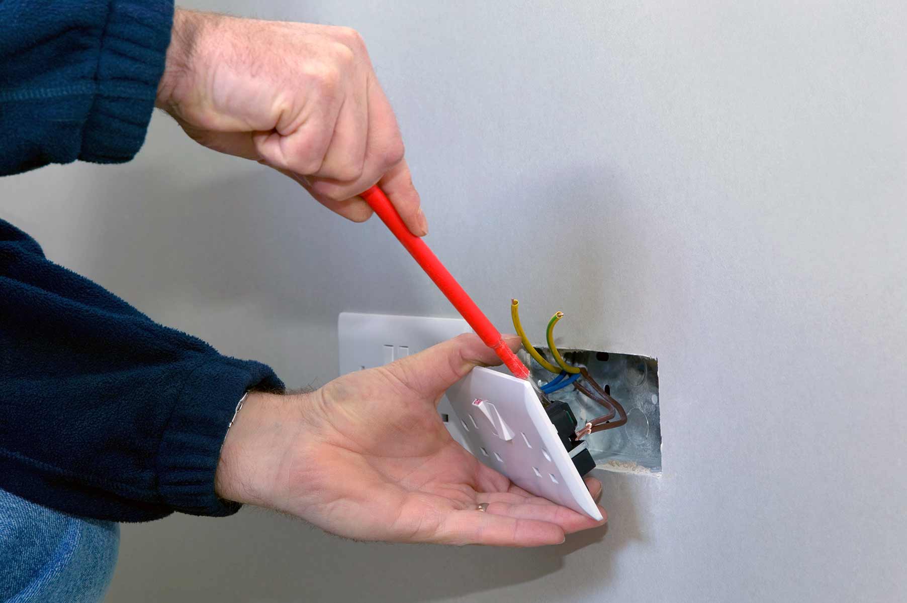 Our electricians can install plug sockets for domestic and commercial proeprties in Newcastle Upon Tyne and the local area. 